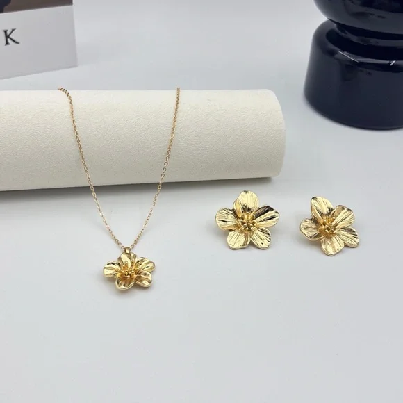 Elegant Gold Floral Jewelry Set - Picture 5 of 6